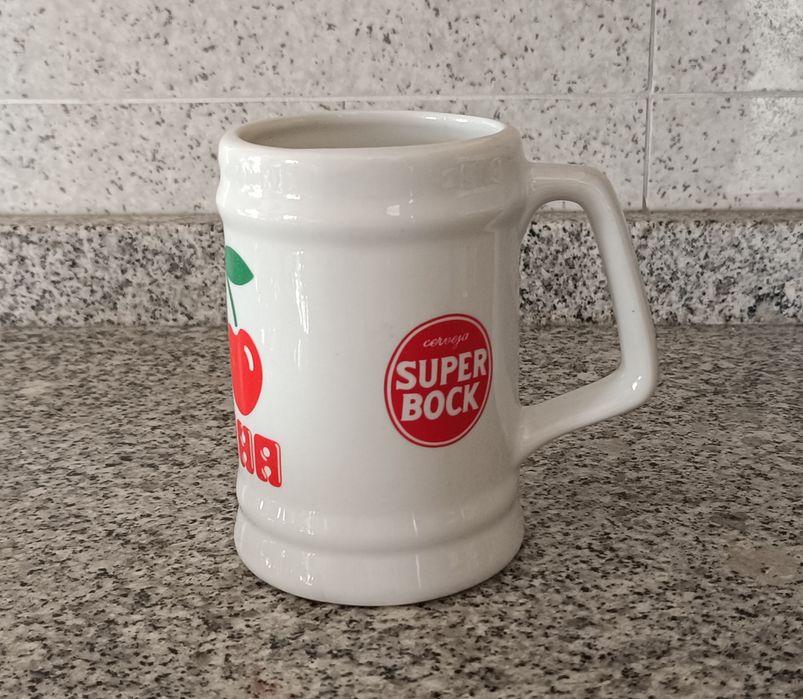 Caneca de cerveja e copos.