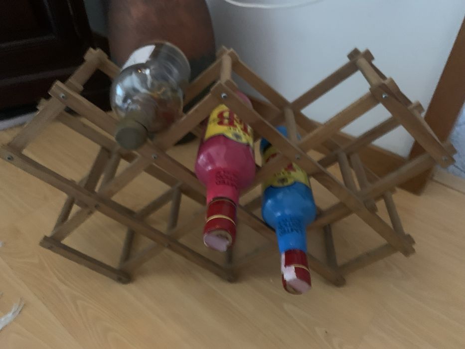 Garrafeira em madeira prática e decorativa.alt: 56 cump: 51