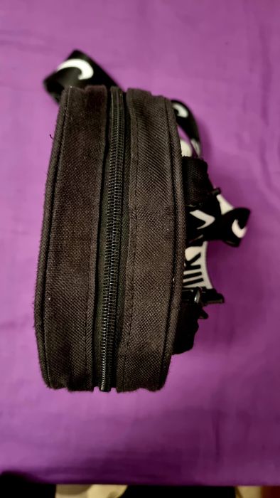 Bolsa tiracolo Nike preta e branca