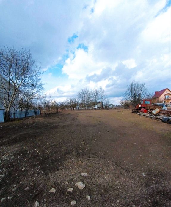 Продається земельна ділянка біля міста