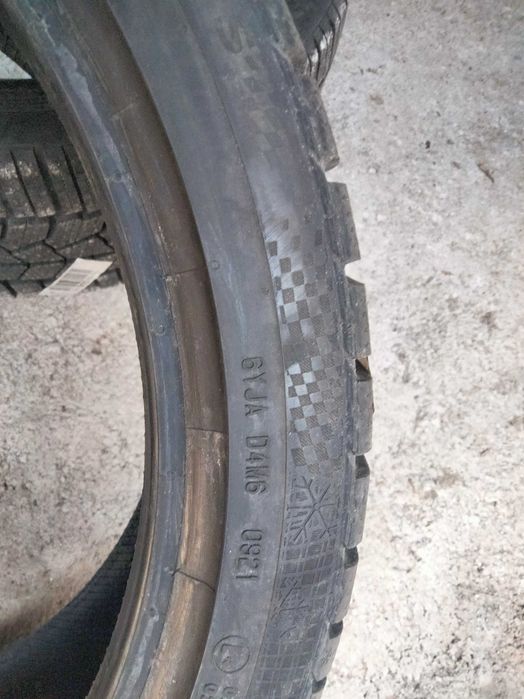 225 40R19 Continental