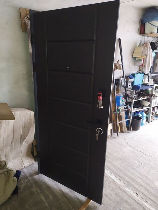 Продам бронированную дверь