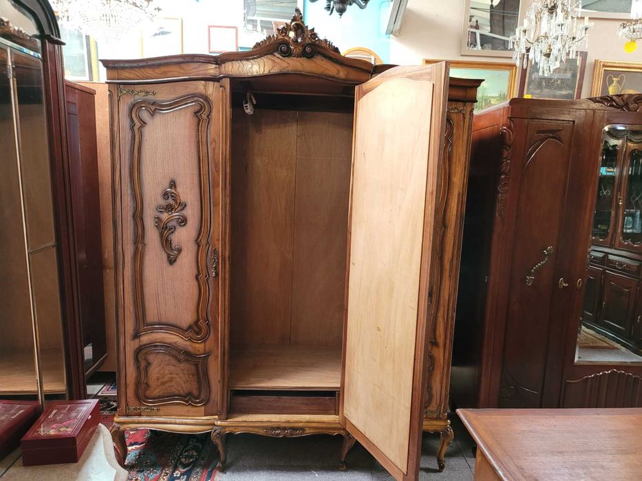 Roupeiro antigo de três portas em muito bom estado geral