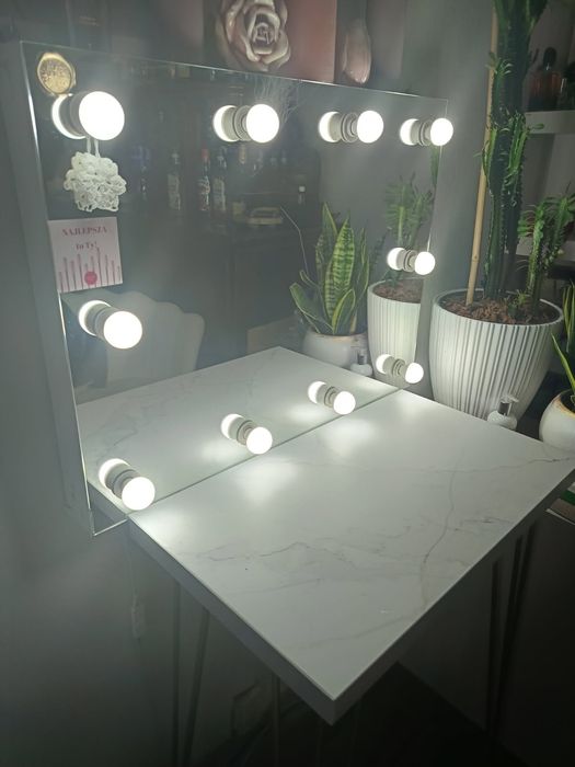 Biało złota toaletka