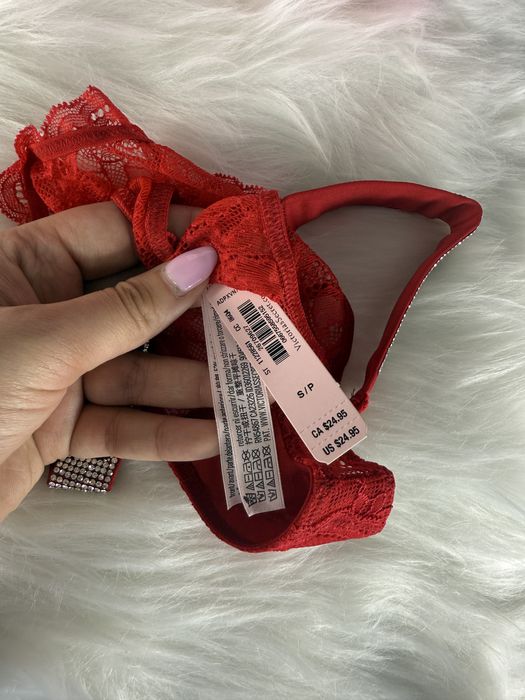 Czerwone majtki stringi koronkowe z kryształkami Victoria’s Secret S
