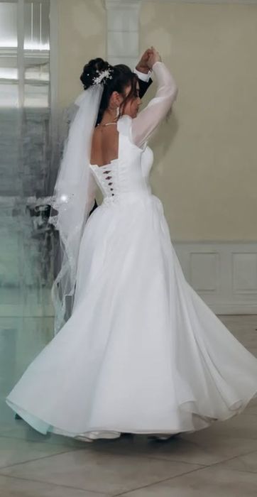 Продам красиву весільну сукню