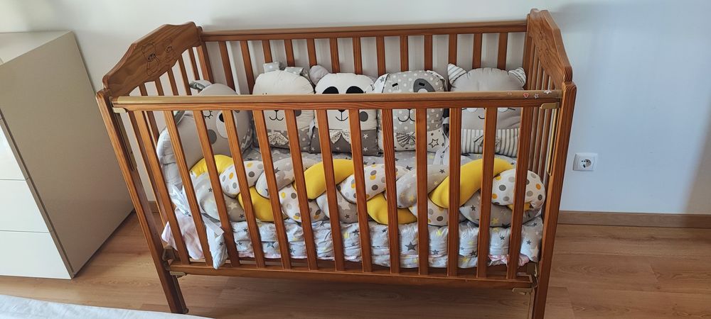 Cama de grades em madeira + colchão + contorno de berço