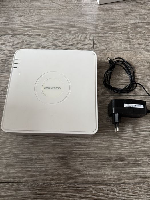 Відеореєстратор Hikvision DS-7104NI-E1 4-канальний NVR