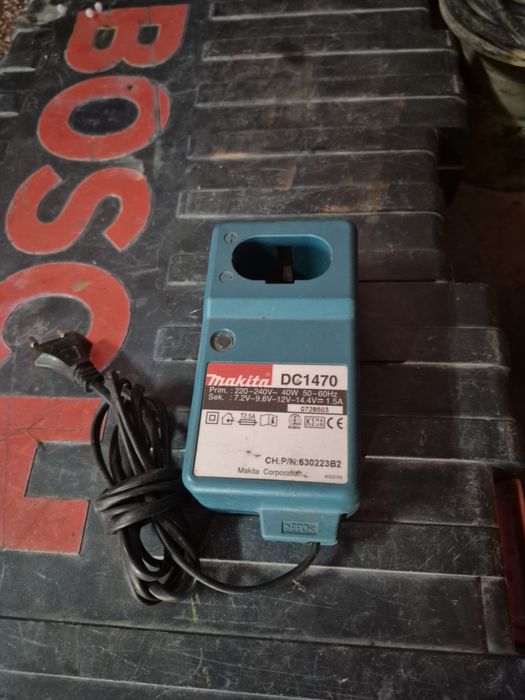 Зарядка від шуруповерта makita