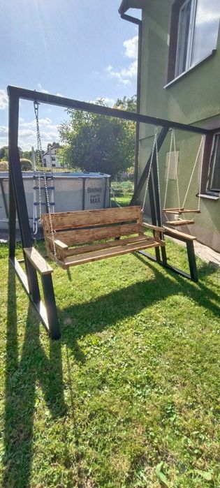 Stylowa huśtawka ogrodowa z osobną huśtawką dla dziecka