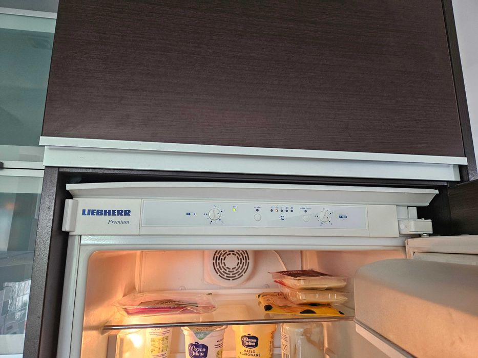 Zabudowa kuchenna ze sprzętem (sprawny) i kamiennym blatem + parapet