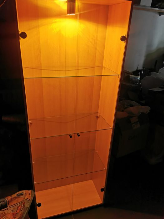 Szklana witryna, szafa z oświetleniem