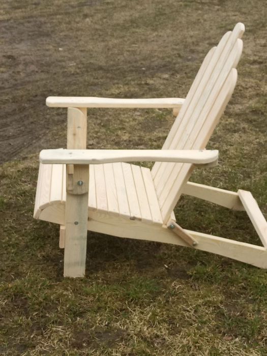 Drewniany leżak ogrodowy