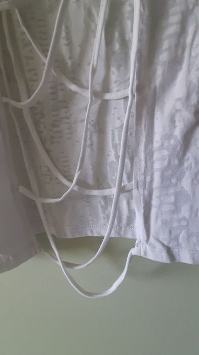 T-shirt branca com costas abertas