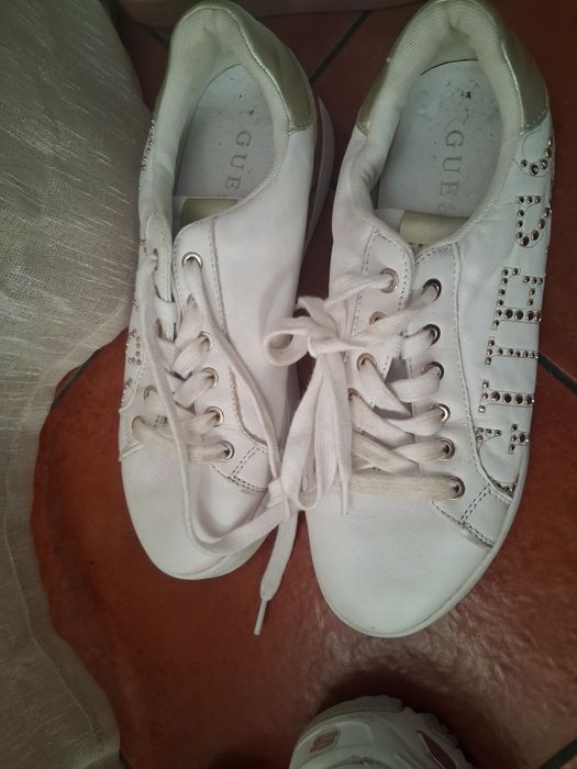 Sapatilhas schthers e guess