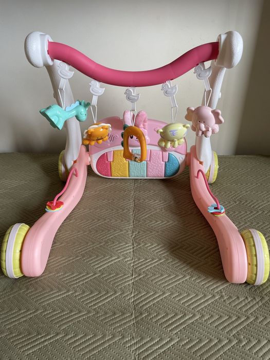 Ginasio de atividades para bebes com piano e tapete