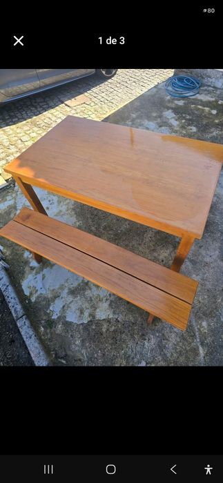 Mesa com bancos em madeira