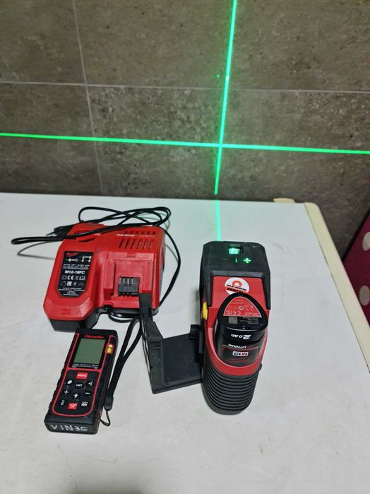 Laser Milwaukee + fita métrica digital.