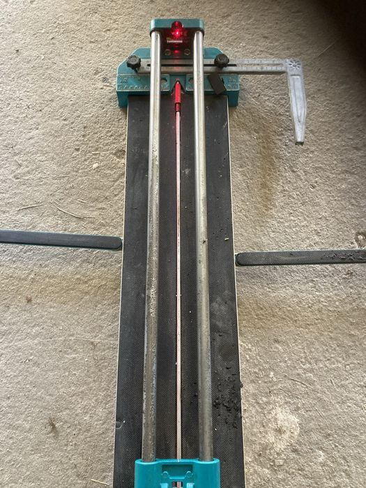 Máquina de cortar azulejos com lazer em bom estado