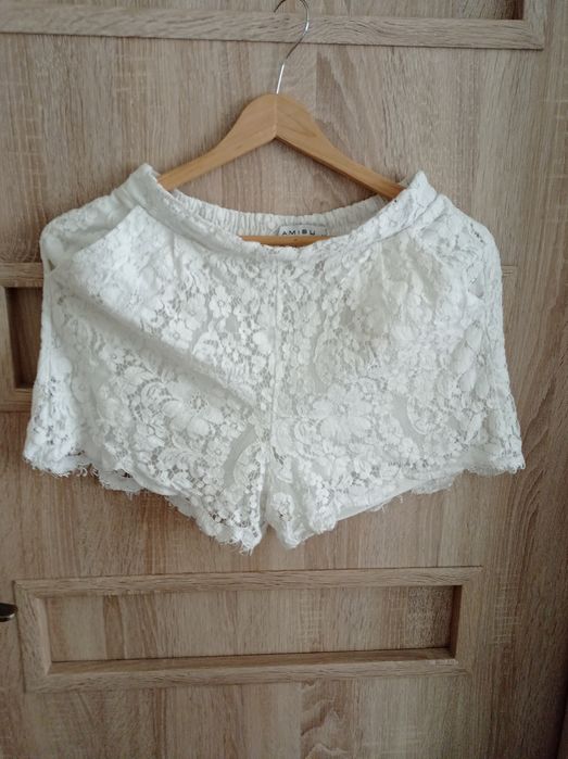 Krótkie spodenki koronkowe