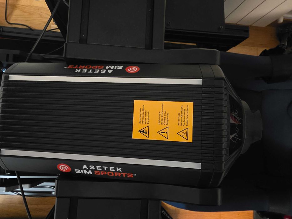 Simracing Asetek Invicta - Base, Button Box e Pedais