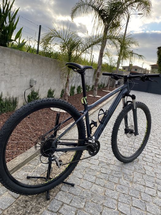 Bicicleta CUBE.   .