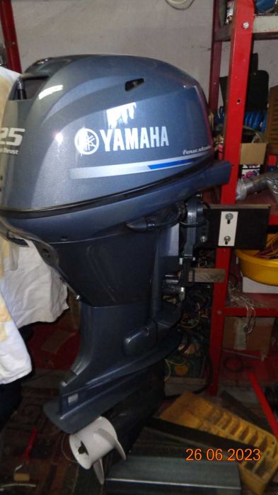 Silnik zaburtowy  YAMAHA 25 km sterowany manetką, trym