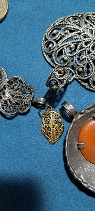 Pendentes vintage em prata contrastada.