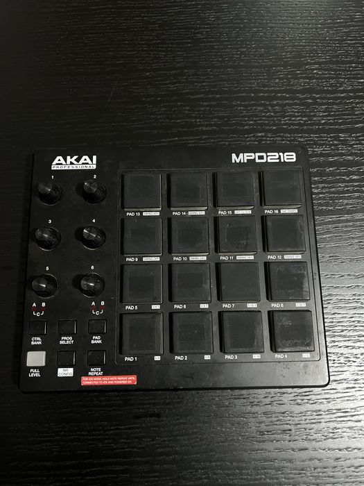 Akai MPD218 – Controlador MIDI USB com 16 Pads MPC
