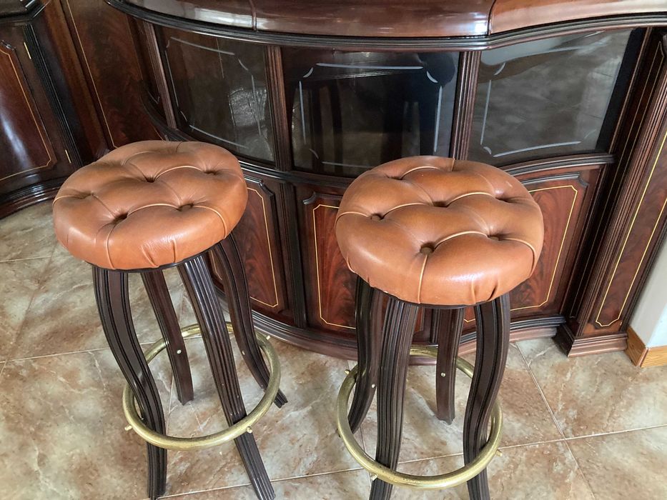 Bar de Sala em madeira com bancos