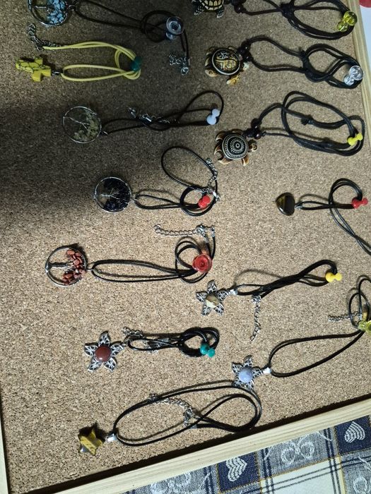 Bijuteria feita a mão ,pulseiras ,colares,terços, velas,faço revenda com fatura