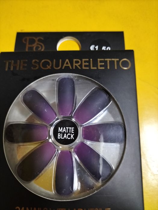 Unhas decoradas com adesivo