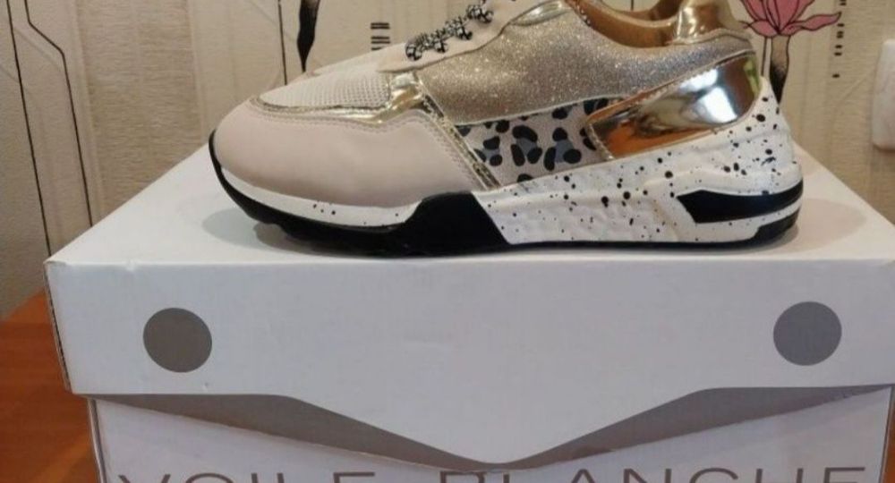Продам женские кросівки Blanche. Як Нові. Дуже легк i
Дуже лeгкi
З коробкою
Розм 37
Устiлка 24 см
Якщо по передпатi то 500