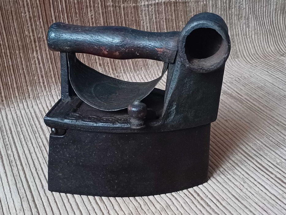 Stare Żelazko Na Węgiel z Kominem.