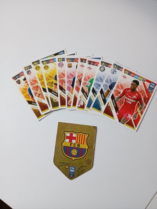 Karty PANINI, FIFA 365, 2019, godło FCB, 12 sztuk