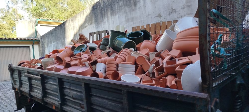 Vasos de barro e cerâmica