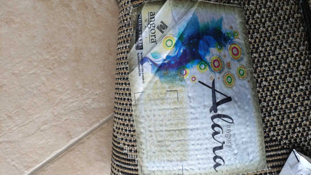 Tapete de sala em tons de preto, branco e cinzento