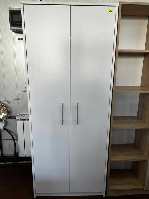 Biała dwudrzwiowa szafa – kompaktowa i funkcjonalna, 74x180x35 cm