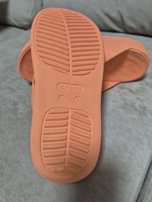 Crocs w9 сандалі