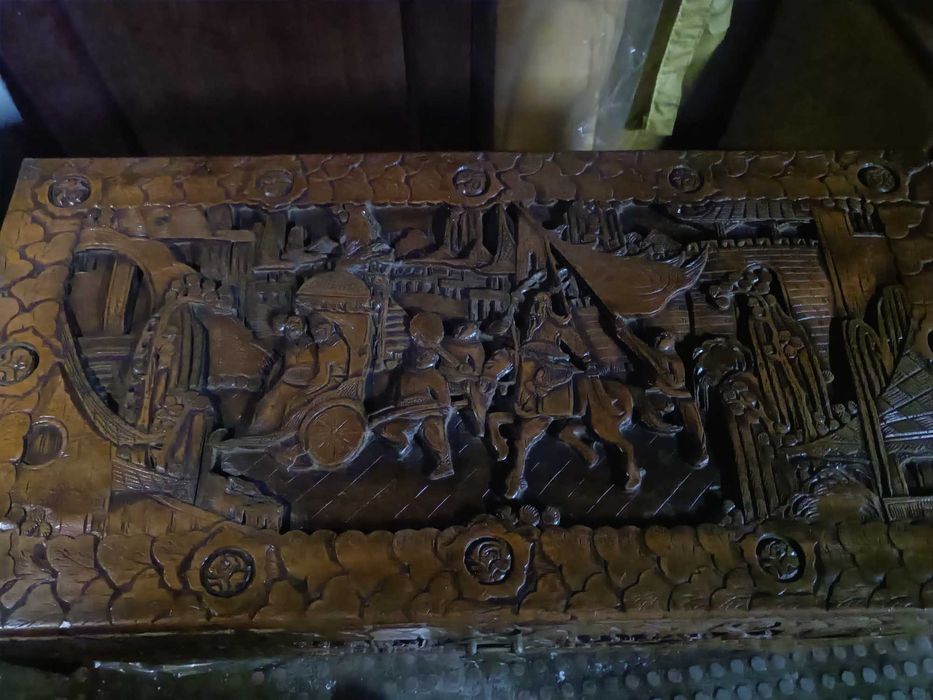 Arca trabalhada de madeira