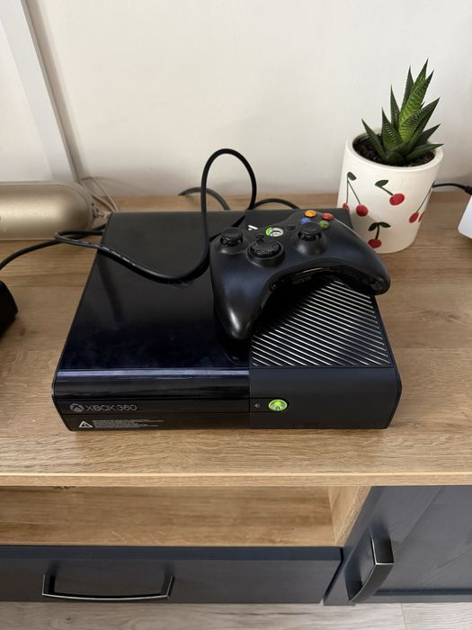Konsola Xbox 360 E 500GB + gry