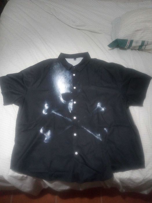 Vendo camisa preta com imagem