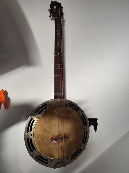 Um Banjo profissional de 4 cordas, conhecido por Bandola