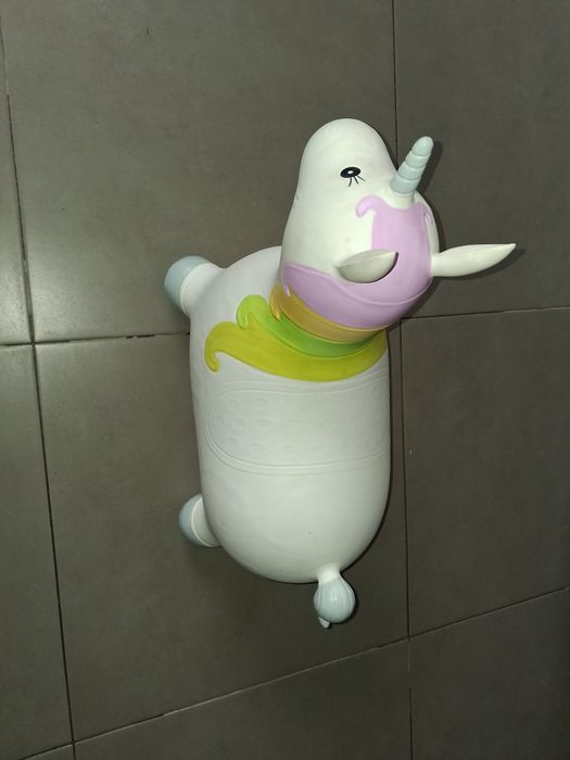 unicórnio insuflável saltitão
