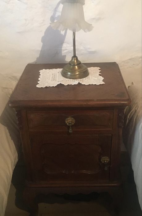 2 Mesinhas de cabeceira em bom estado Estilo Queen Anne
