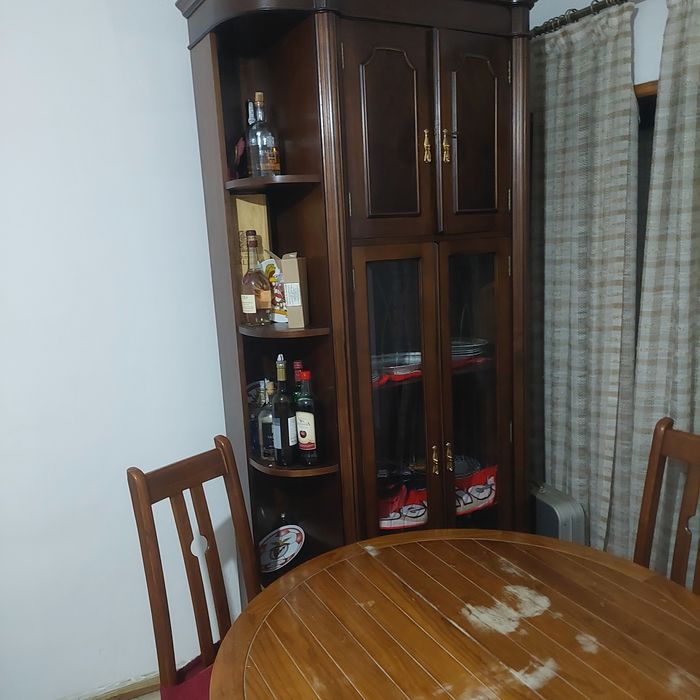 Mesa da sala de jantar com cadeiras