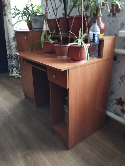 Продам стіл комп'ютерний б/у