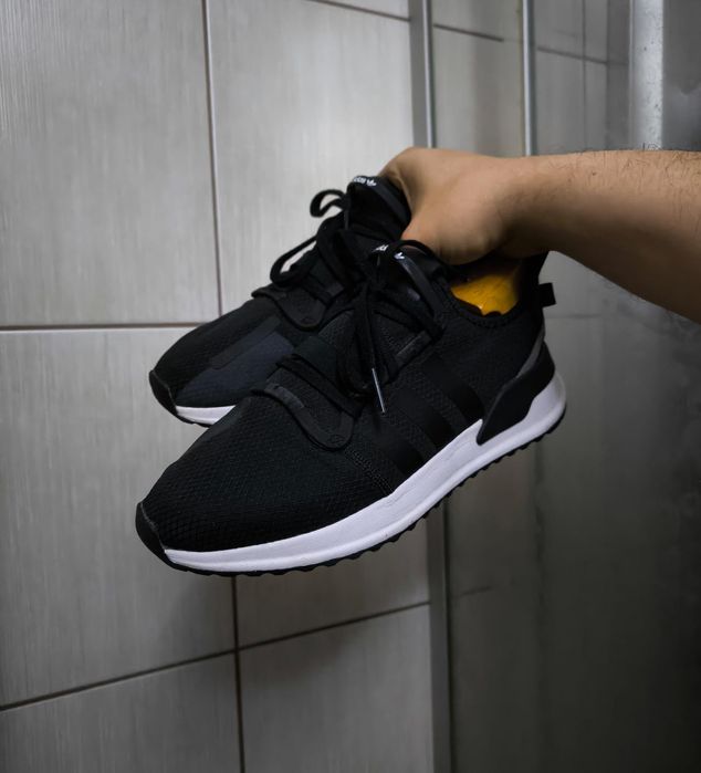 Buty czarne 43 sportowe marki Adidas wykonane z przewiewnej, tekstylnej siateczki o drobnej strukturze. Cholewka wyposażona jest w zintegrowany syste
