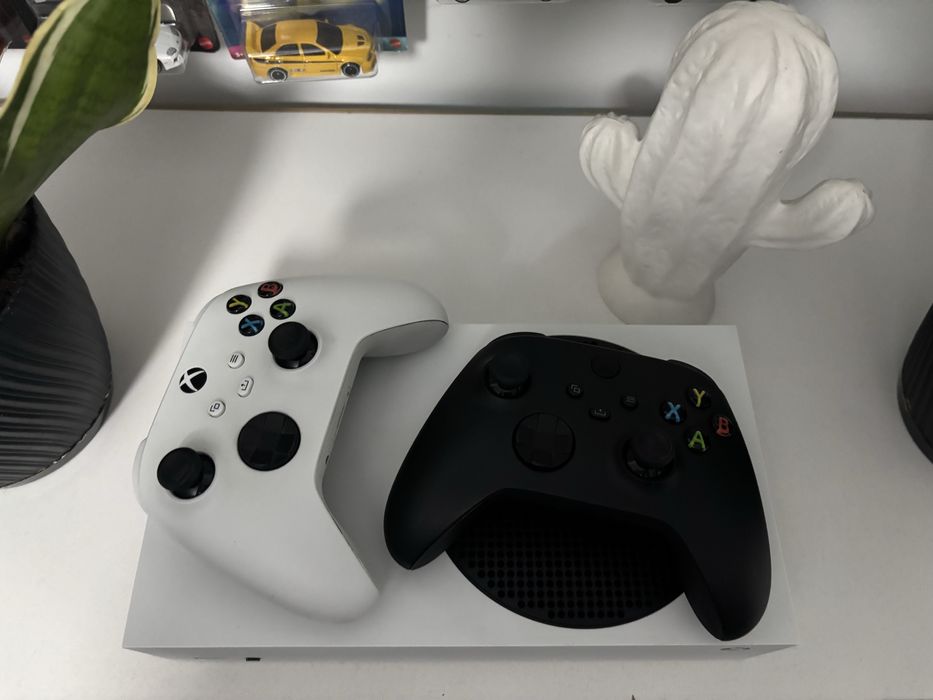 Xbox series s + 2 pady