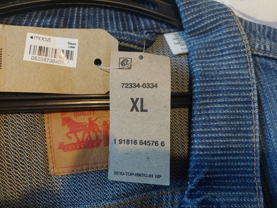 Нова куртка Levi's